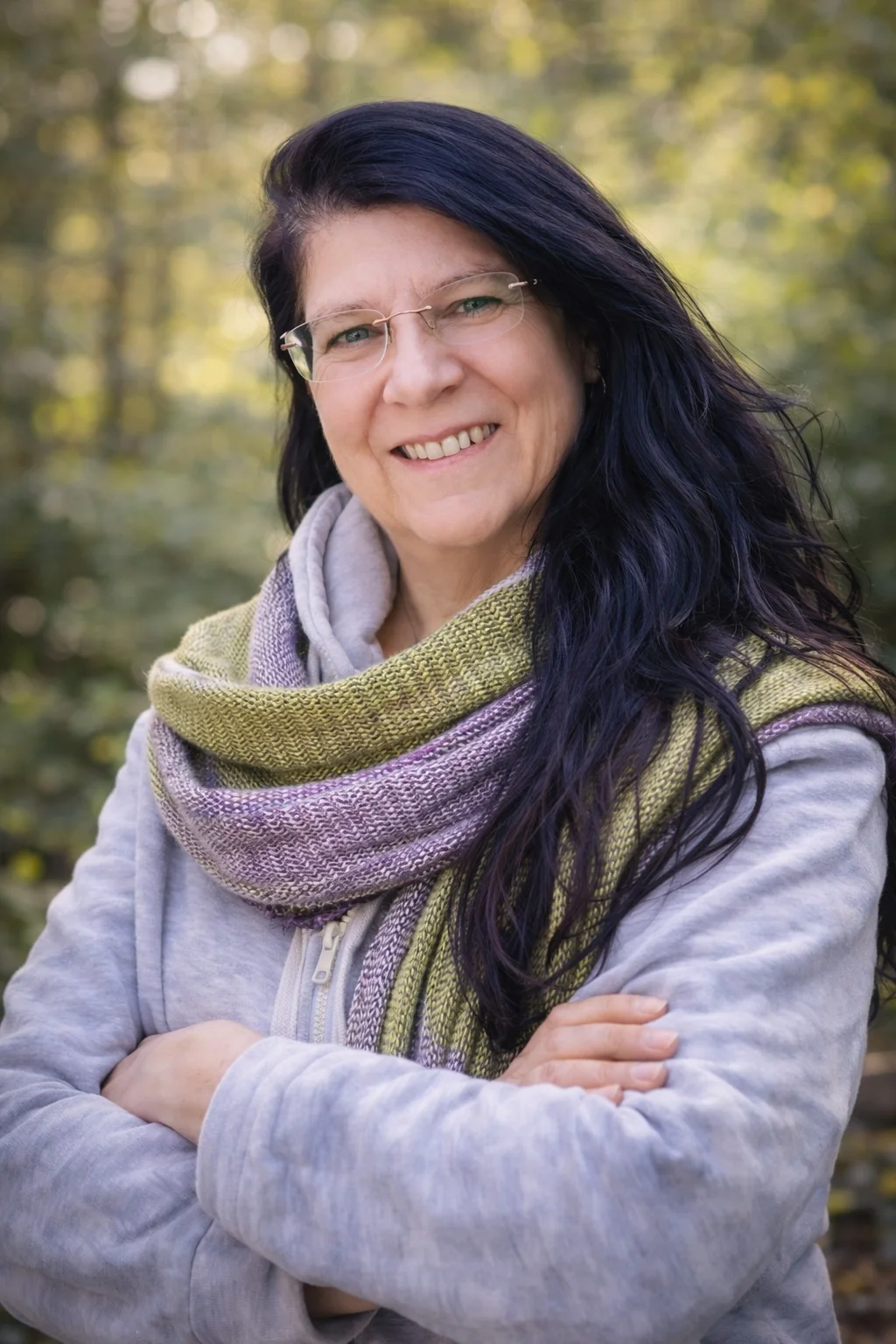 Eva Barwig mit verschränkten Armen im Grünen